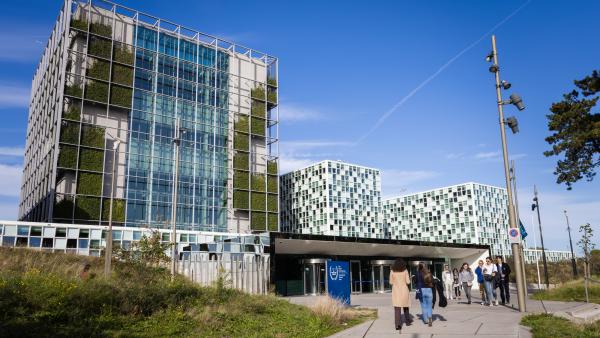Des visiteurs arrivent au siège de la CPI à La Haye (Pays-Bas), lors de la journée portes ouvertes du dimanche 16 octobre 2022 © ICC-CPI